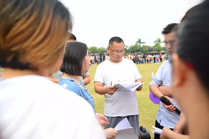 口哨發(fā)令、旗幟落下，比賽的完美呈現(xiàn)，離不開裁判員的辛苦付出，低調(diào)是他們的代名詞