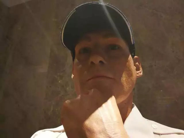 凌厲的眼神流轉(zhuǎn)，目光如炬，手掌的青筋清晰暴出，歲月的紋路無情橫亙——樹脂雕塑《站崗》