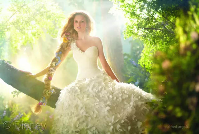 假若將玻璃鋼船艇比喻成一位女生，那么膠衣就是她華美的衣裳！