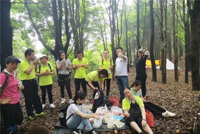 博皓人勞作過后，分享、享受美食