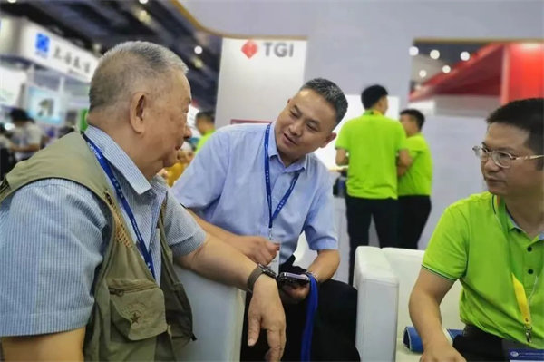 中國復合材料工業(yè)協會特邀顧問，中國SMC之父，黃家康到博皓展臺交流指導