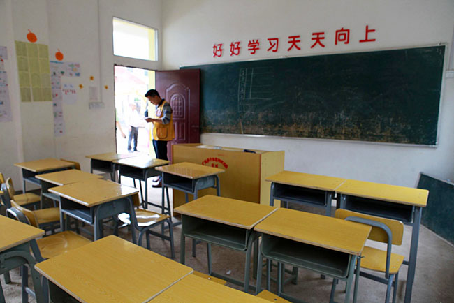 梅嶺小學(xué)僅有20多個(gè)學(xué)生，只有包括1個(gè)校長(zhǎng)在內(nèi)的3個(gè)老師