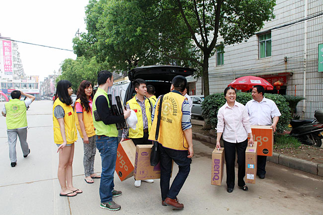 車隊(duì)到達(dá)備田小學(xué)，隨車捐贈(zèng)的物資送到小學(xué)